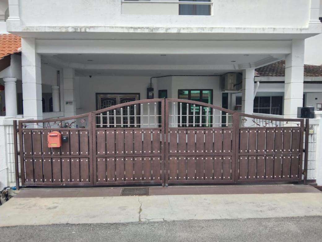 2 Storey 5Br 16Pax Semabok Taman Cheng Ho, 3 By Myplace Malacca エクステリア 写真